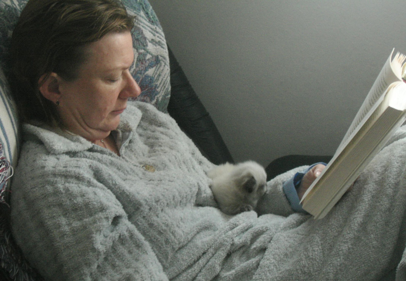 w2971 Margaret reading with MG.jpg 165.4K